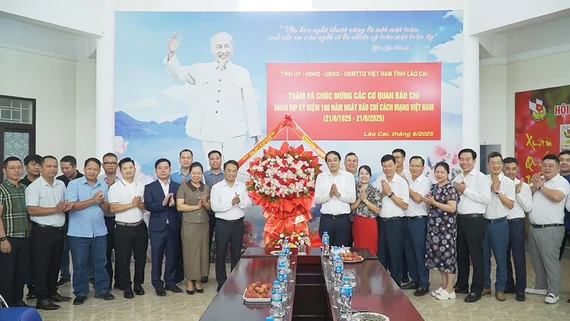 Bí thư Tỉnh ủy, Chủ tịch UBND tỉnh Trịnh Xuân Trường thăm, chúc mừng các cơ quan báo chí nhân kỷ niệm 100 năm ngày Báo chí cách mạng Việt Nam