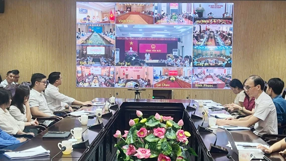 Các điểm cầu trên cả nước kết nối trực tuyến trong hội nghị về cải cách thủ tục hành chính.
