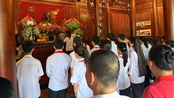 Chúng em ơn nhớ Bác Hồ