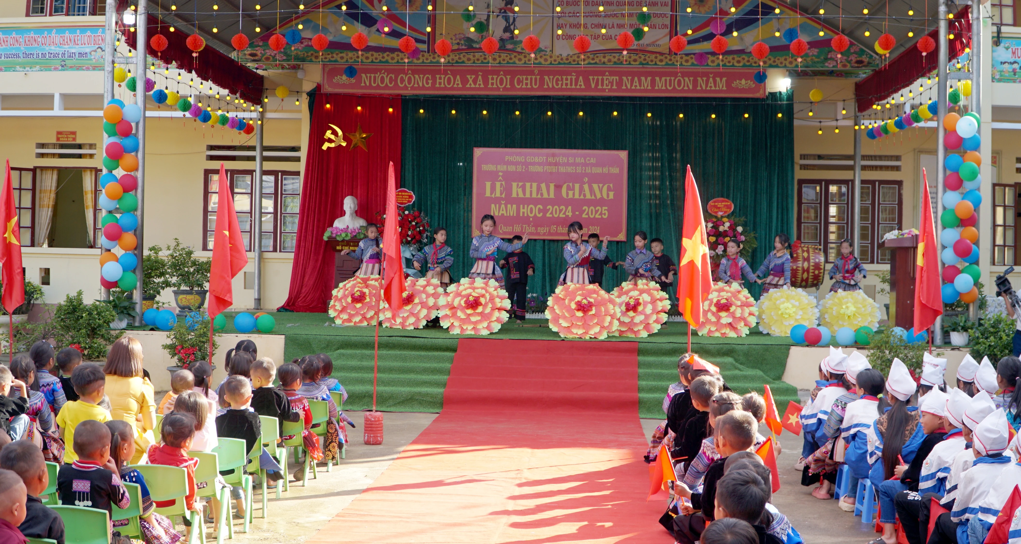 Quang cảnh lễ khai giảng.