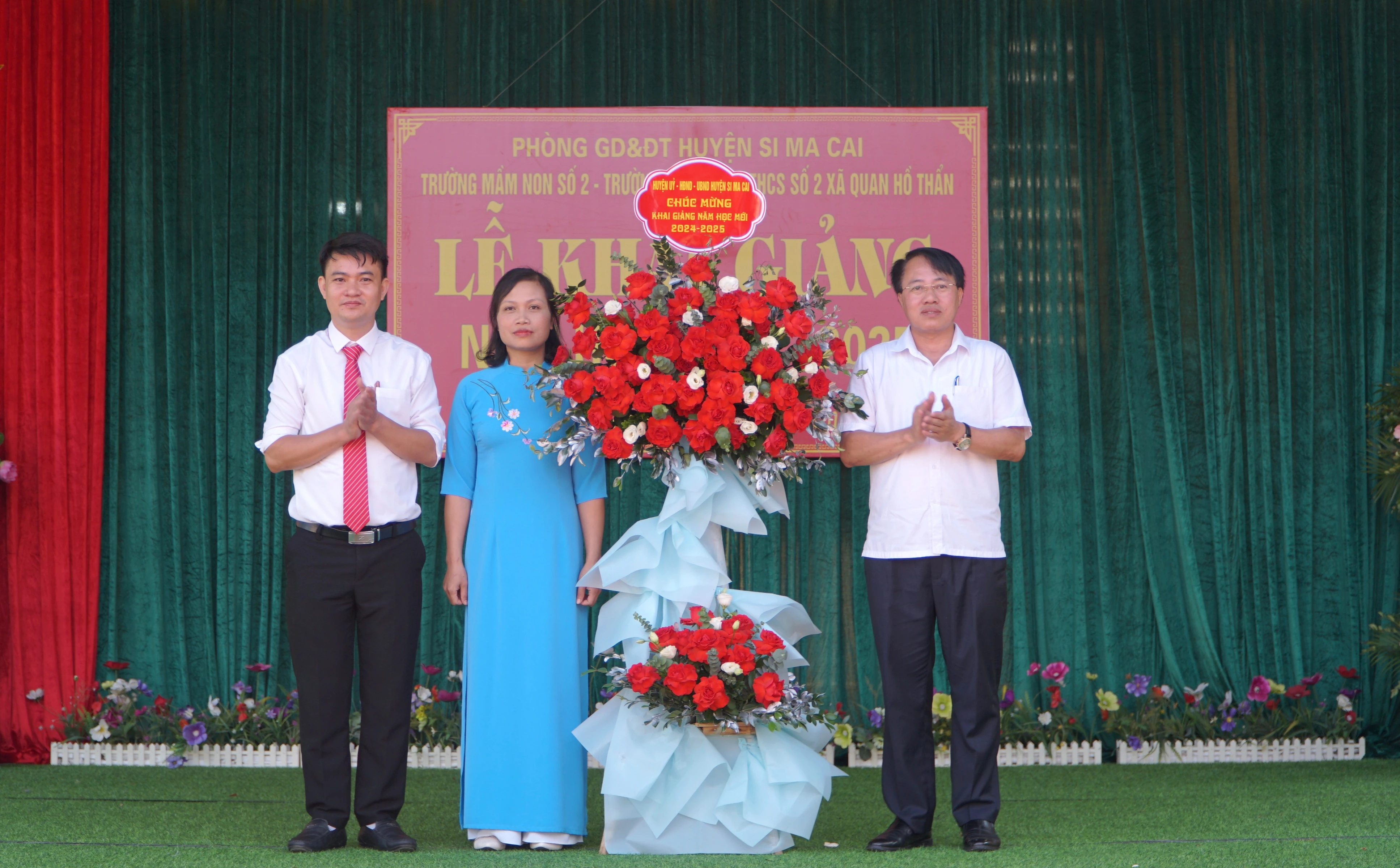 Các đồng chí lãnh đạo chúc mừng thầy cô và học sinh các nhà trường nhân dịp năm học mới.