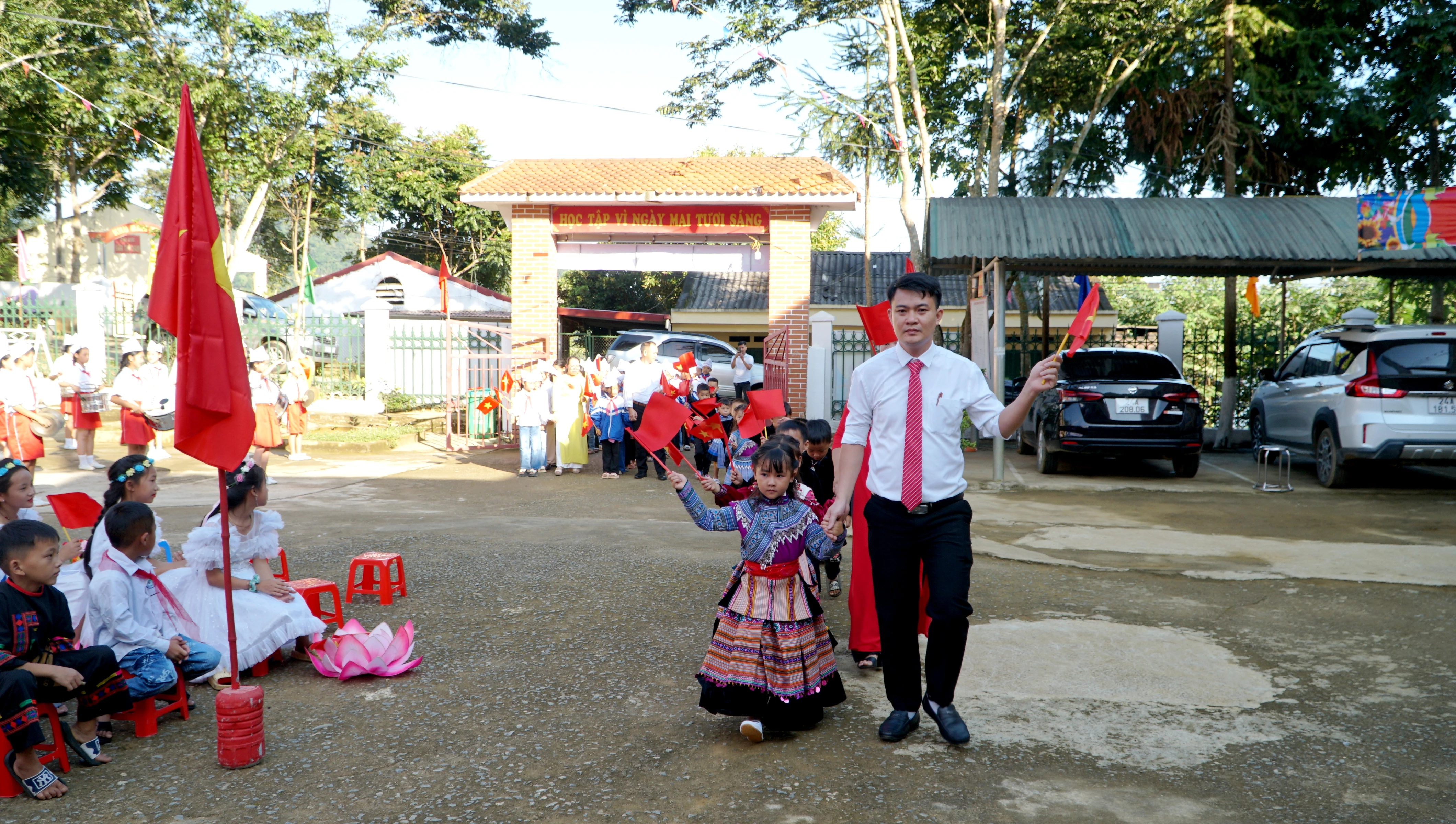 Hân hoan trong ngày khai giảng.