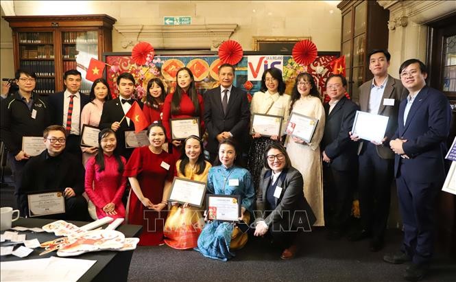 Đại sứ Đỗ Minh Hùng chụp ảnh lưu niệm với các thành viên đạt giải thưởng của Hội trí thức Việt Nam tại Vương quốc Anh và Ireland tại Lễ hội Tết Nguyên đán Bính Ngọ 2026.