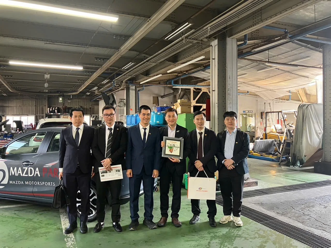 Hiệu trưởng Trường Cao đẳng FPT Polytechnic (đứng thứ 3 từ trái sang phải) và đối tác Hiroshima Mazda tại Nhật Bản trong hoạt động kết nối đào tạo và mở rộng cơ hội nghề nghiệp cho sinh viên ngành Công nghệ kỹ thuật ô tô.