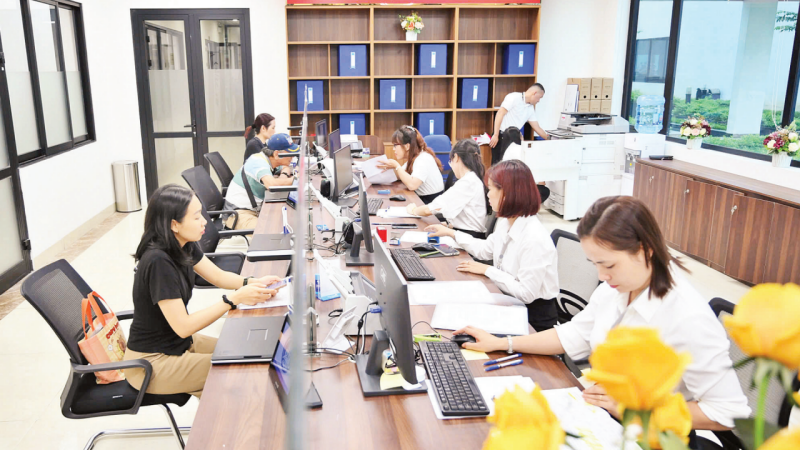 Cán bộ, công chức Điểm phục vụ hành chính công phường Đống Đa (thành phố Hà Nội) hướng dẫn người dân làm thủ tục hành chính. Cán bộ, công chức Điểm phục vụ hành chính công phường Đống Đa (thành phố Hà Nội) hướng dẫn người dân làm thủ tục hành chính.