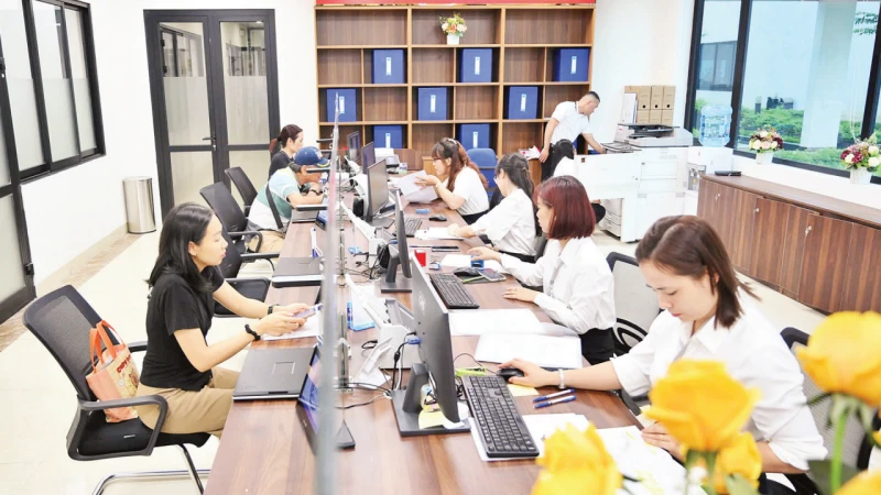 Cán bộ, công chức Điểm phục vụ hành chính công phường Đống Đa (thành phố Hà Nội) hướng dẫn người dân làm thủ tục hành chính.