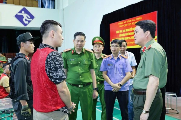 Thiếu tướng Nguyễn Viết Giang, Giám đốc Công an tỉnh Lai Châu và Đại tá Phạm Hải Đăng, Phó Giám đốc, Thủ trưởng Cơ quan CSĐT Công an tỉnh Lai Châu “khai thác nóng” đối tượng (áo đỏ) trong đường dây lừa đảo hơn 8.000 người.