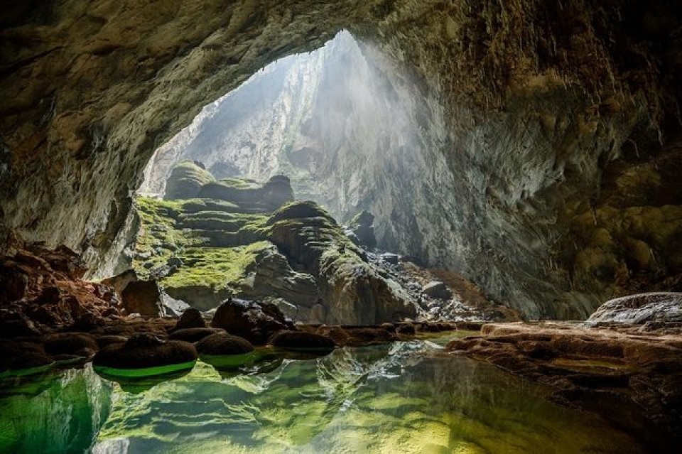 Hang Sơn Đoòng là hang động tự nhiên lớn nhất thế giới, nằm trong Vườn quốc gia Phong Nha - Kẻ Bàng, một trong những điểm đến nổi bật của du lịch Việt Nam. Hang Sơn Đoòng là hang động tự nhiên lớn nhất thế giới, nằm trong Vườn quốc gia Phong Nha - Kẻ Bàng, một trong những điểm đến nổi bật của du lịch Việt Nam.