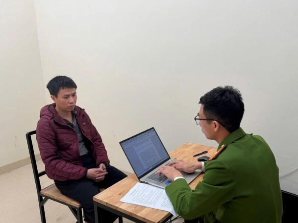 Cán bộ điều tra đấu tranh với đối tượng Phạm Vũ Khiêm.