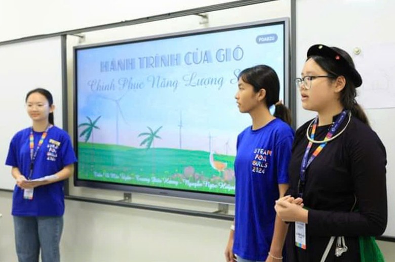 Em Trương Diệu Hương (ngoài cùng phải ảnh) thuyết trình đề tài dự thi. Ảnh BTC z5895178661181-614b31903c176c0b38b0f5562e3f866c-2301.jpg
