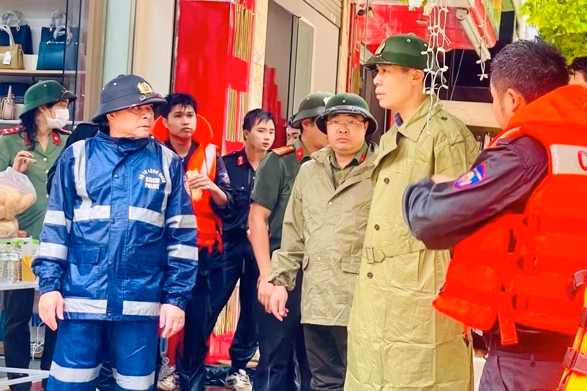 Đại tá Cao Minh Huyền, Giám đốc Công an tỉnh Lào Cai đi kiểm tra, chỉ đạo công tác CNCH ngay từ ngày đầu xảy ra thiên tai trên địa bàn tỉnh Lào Cai.