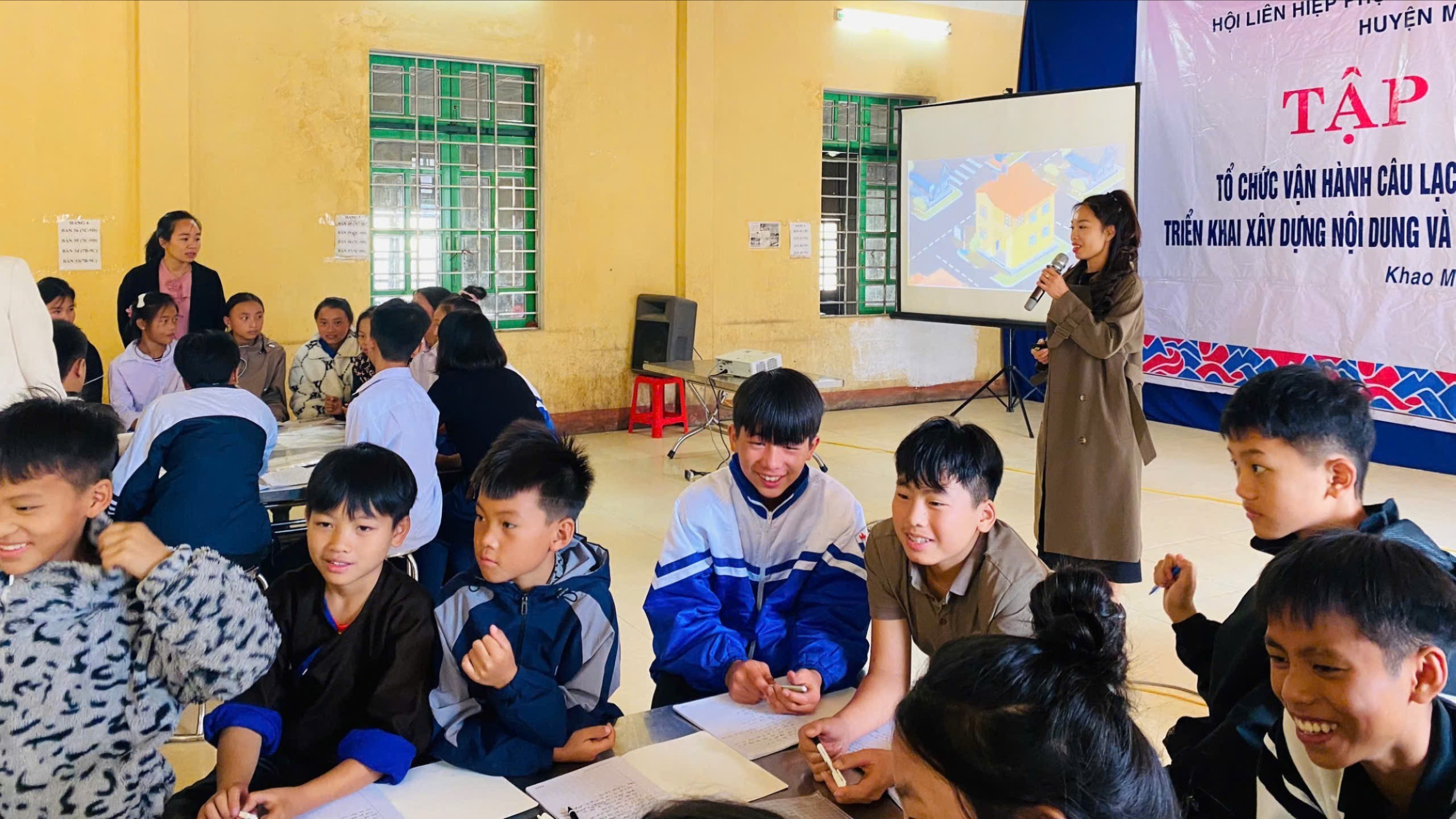 Câu lạc bộ “Thủ lĩnh của sự thay đổi” trao cho các em tiếng nói, kiến thức và kỹ năng để bảo vệ chính mình, để cùng nhau chống bạo lực, xâm hại. clb1.jpg