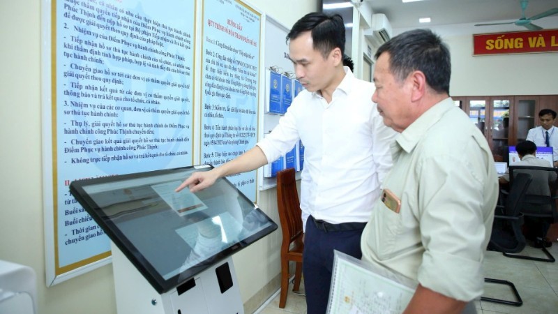 Hướng dẫn người dân thực hiện thủ tục hành chính tại Điểm phục vụ hành chính công xã Phúc Thịnh, thành phố Hà Nội.