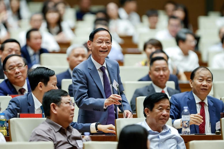 기업들은 회의에서 총리와 교류합니다. Các doanh nghiệp trao đổi với Thủ tướng tại Hội nghị.