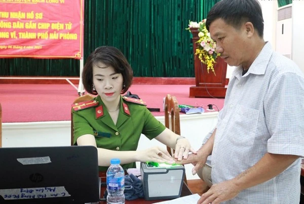 Lực lượng Công an làm thủ tục cấp căn cước cho người dân.