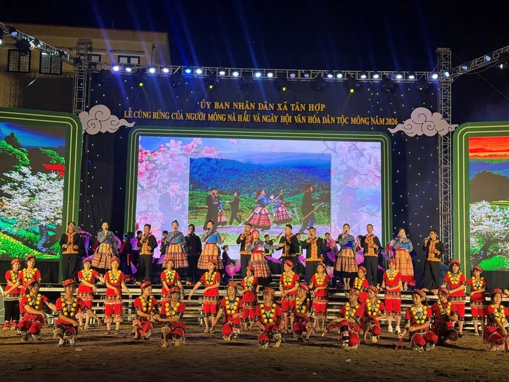 Các tiết mục nghệ thuật đặc sắc mang đậm bản sắc văn hóa dân tộc Mông.