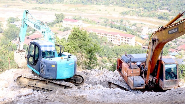 Các vị trí còn lại của Dự án đường dây 220kV Than Uyên-Lào Cai vẫn còn nhiều vị trí nằm trên núi cao, địa hình phức tạp.