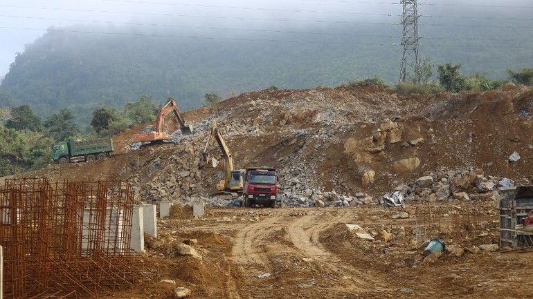 Các thiết bị đang hoạt động hết công suất để san nền, phá đá tạo mặt bằng thi công.