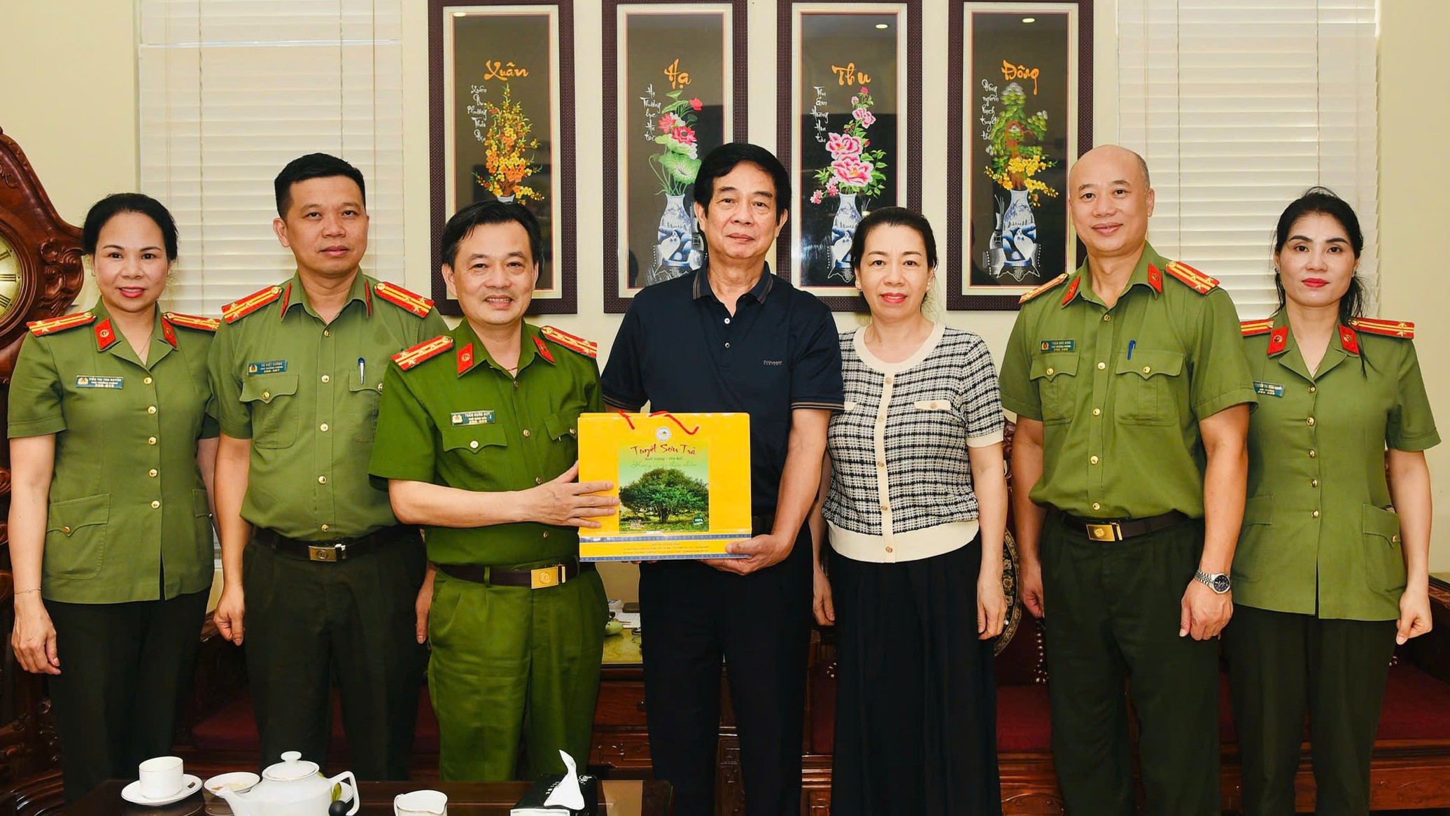 Đoàn công tác tặng quà tri ân đồng chí Thiếu tướng Hoàng Ngọc Thành. anh-4.jpg