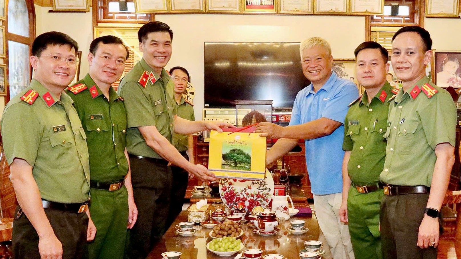 Thiếu tướng Cao Minh Huyền và Đoàn công tác tặng quà tri ân đồng chí Thiếu tướng Đặng Trần Chiêu. anh-2.jpg
