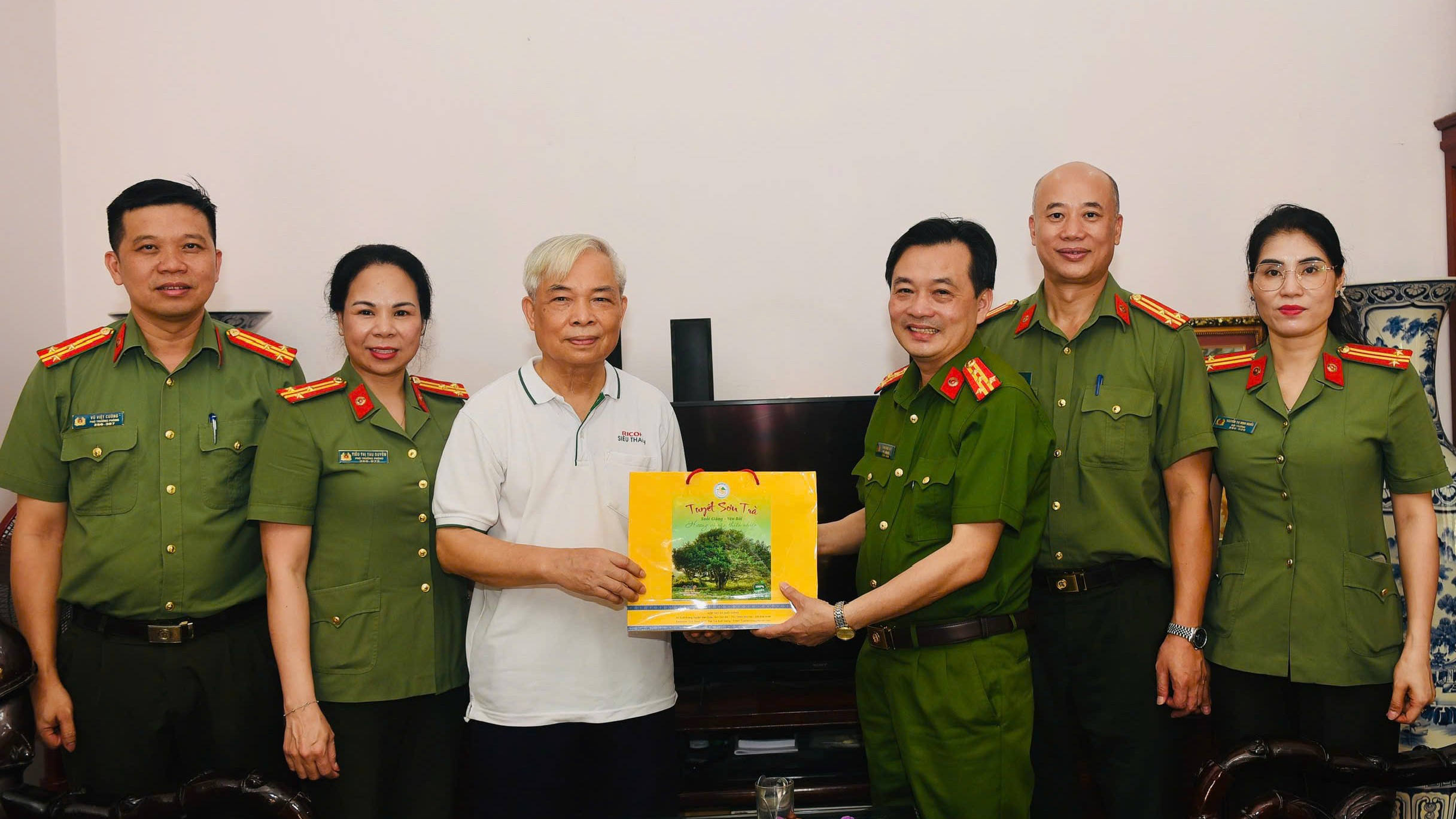 Đại tá Trần Quốc Huy, Phó giám đốc Công an tỉnh và Đoàn công tác tặng quà tri ân đồng chí Thiếu tướng Hoàng Minh Ngọc. anh-3.jpg