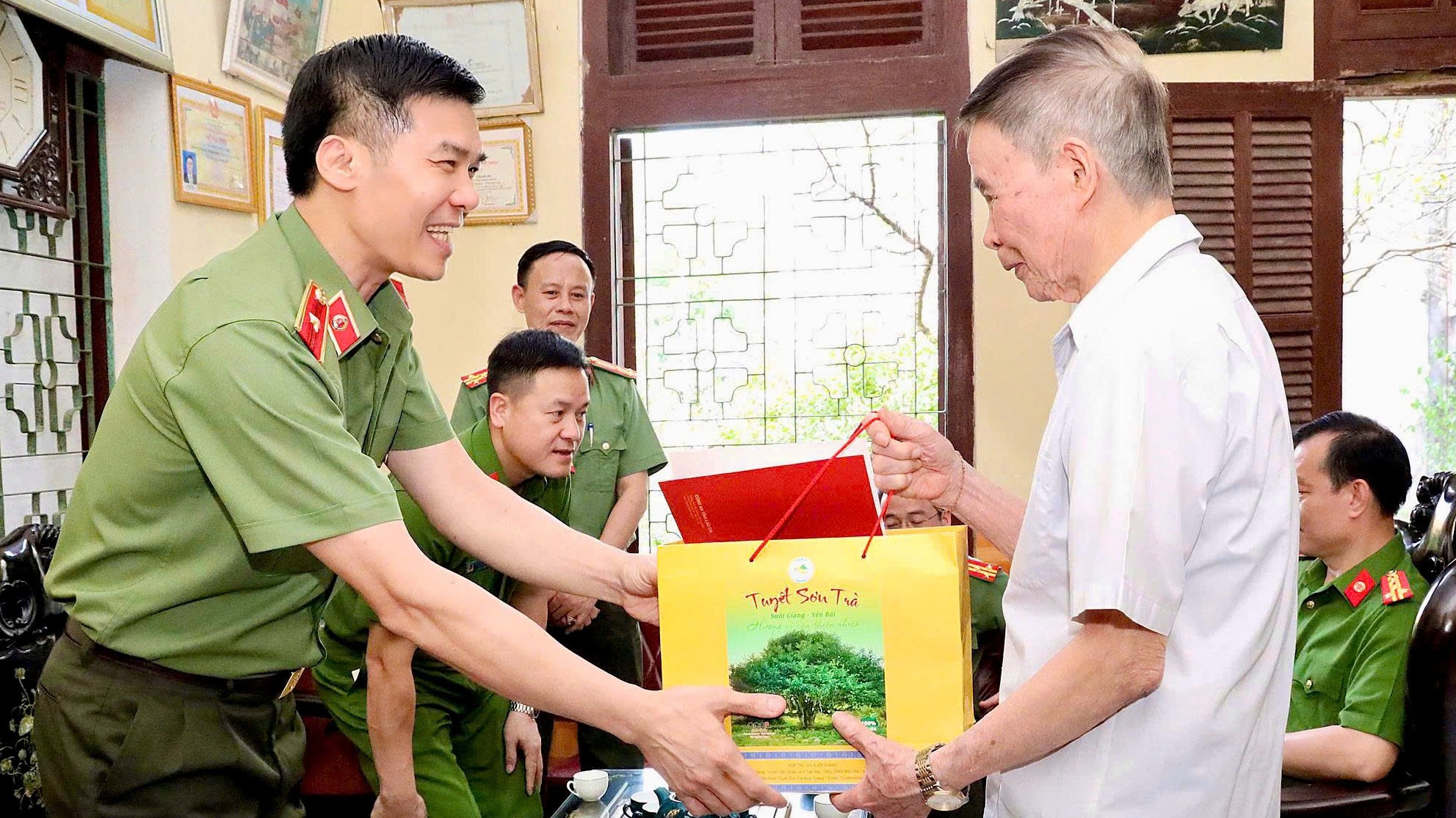Thiếu tướng Cao Minh Huyền và Đoàn công tác tặng quà tri ân đồng chí Đại tá Hoàng Tuyển. anh-1.jpg