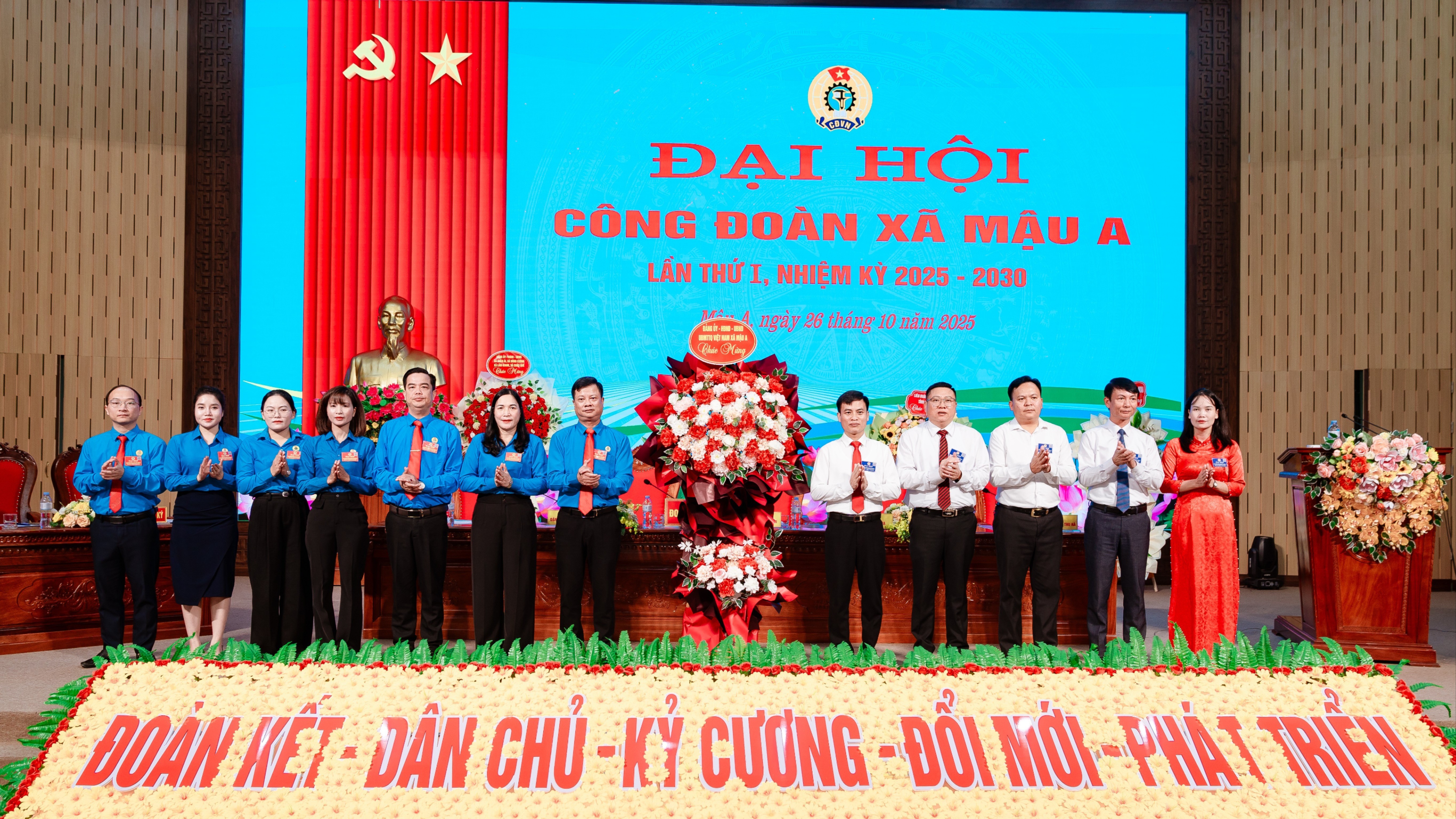 Lãnh đạo xã Mậu A tặng hoa chúc mừng đại hội. tr-lanh-dao-xa-mau-a-tang-hoa-chuc-mung-dai-hoi.jpg