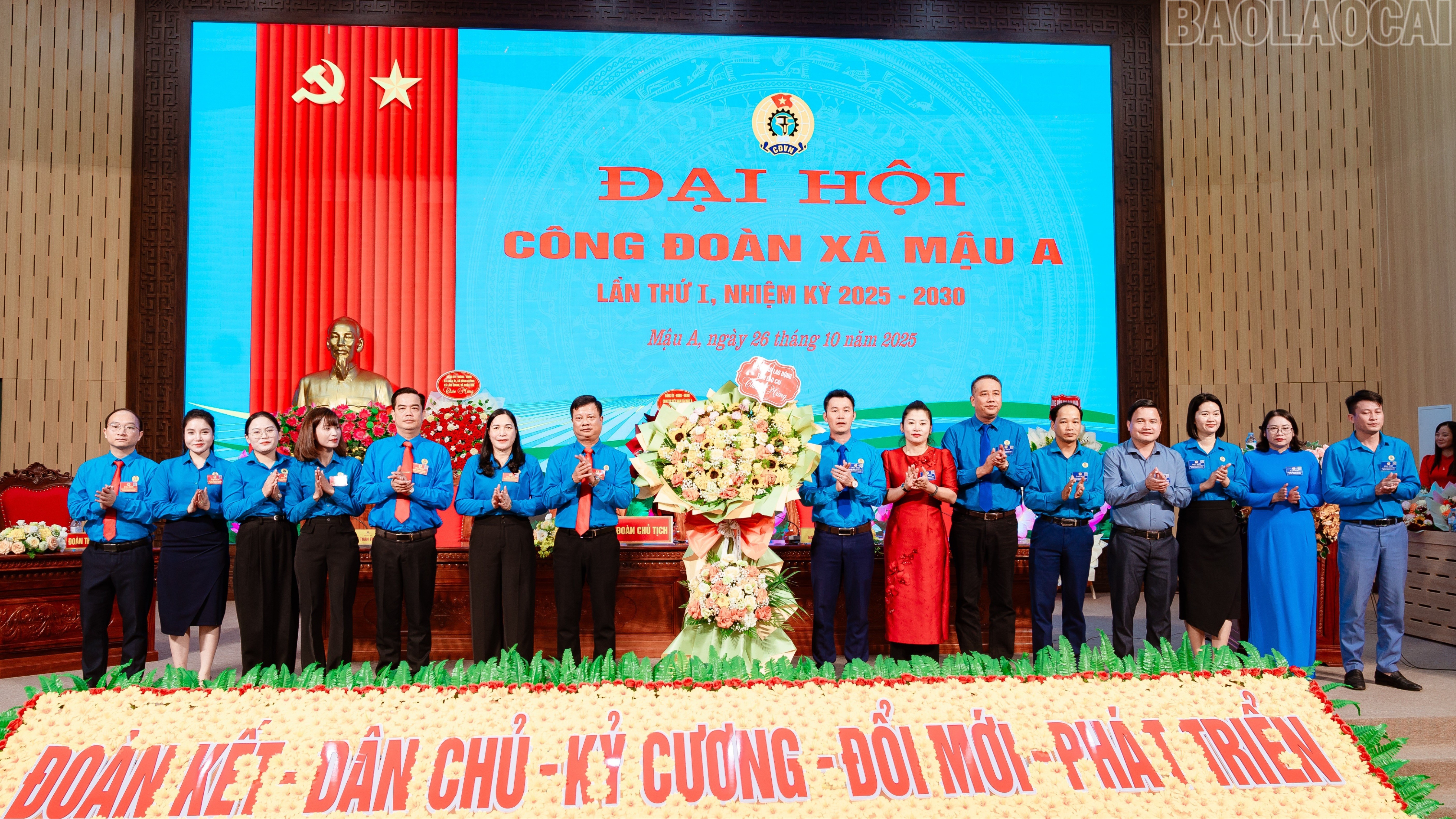 Lãnh đạo Liên đoàn Lao động tỉnh và các xã, phường tặng hoa chúc mừng đại hội. tr-lanh-dao-ldld-ttinhr-va-accs-xa-phuong-tang-hoa-chuc-mung-dai-hoi.jpg