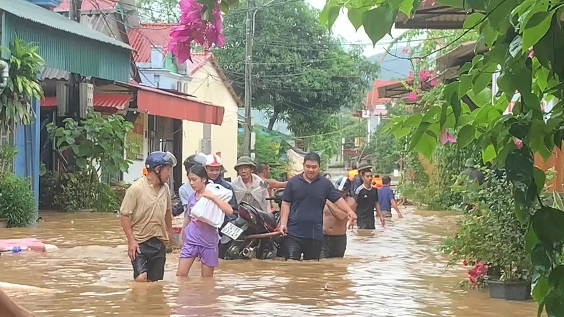 Hỗ trợ nhau di dời tài sản đến nơi an toàn.jpg