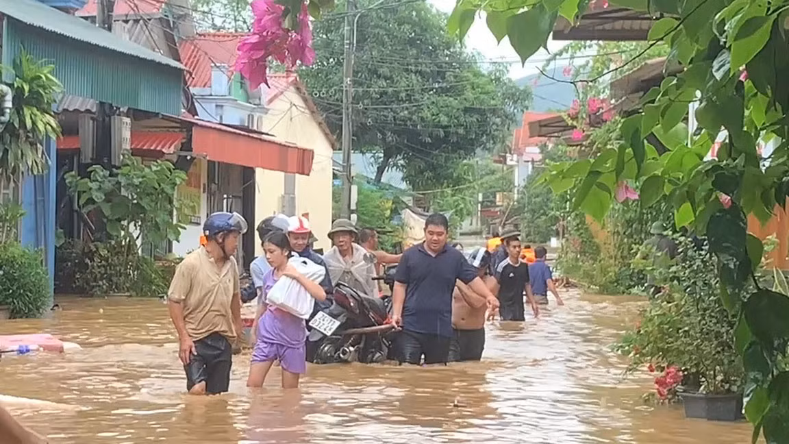 Hỗ trợ nhau di dời tài sản đến nơi an toàn.jpg