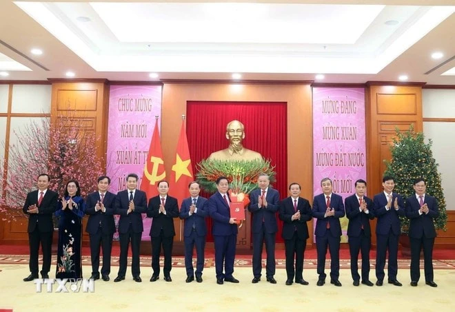 Tổng Bí thư Tô Lâm trao Quyết định về hợp nhất Ban Tuyên giáo Trung ương và Ban Dân vận Trung ương cùng chức năng, nhiệm vụ, tổ chức bộ máy, phân công, bổ nhiệm Trưởng ban và các phó Trưởng Ban Tuyên giáo và Dân vận Trung ương.