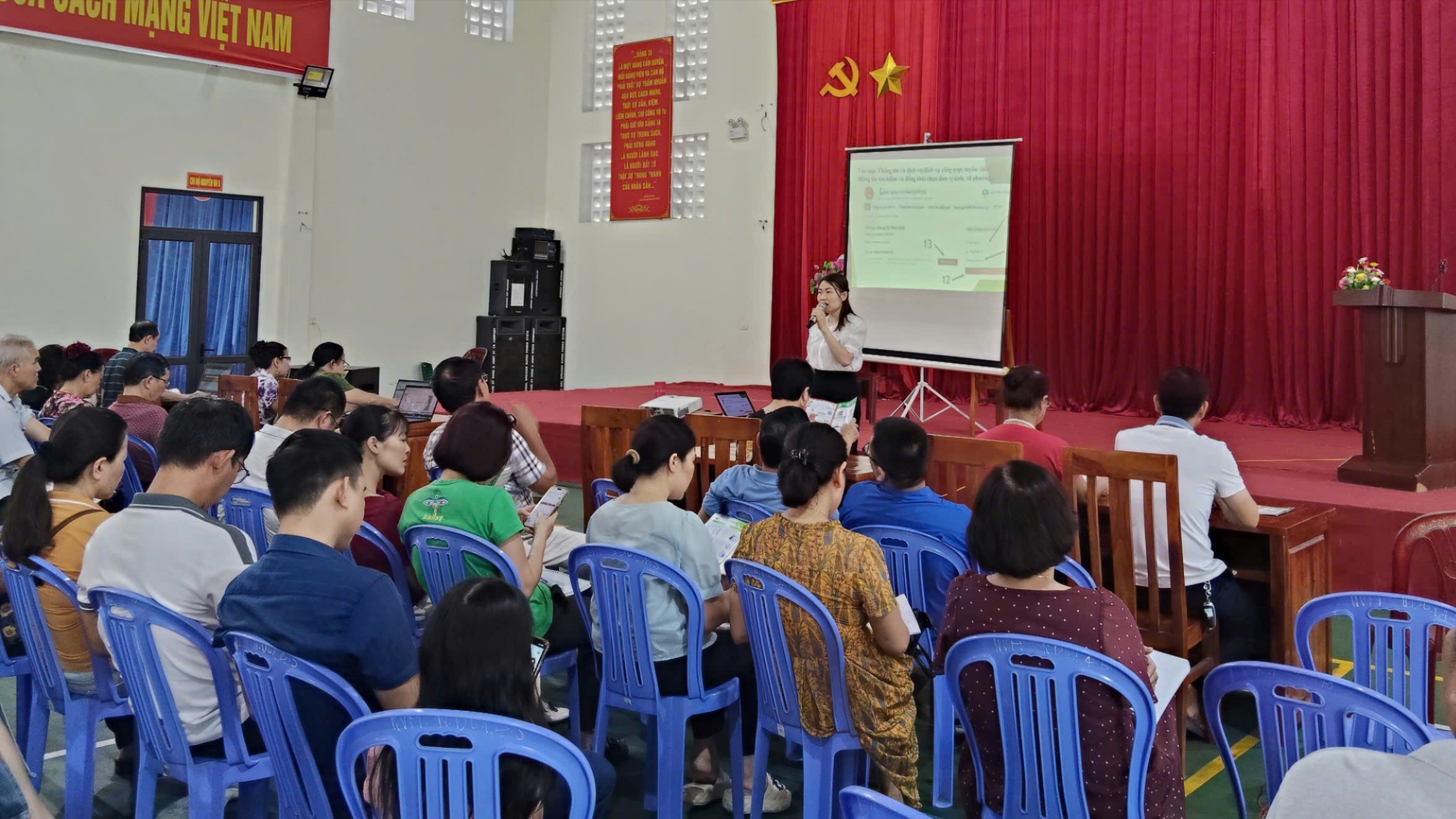 Các trường phổ thông trên địa bàn cử giáo viên Tin học phối hợp hướng dẫn, hỗ trợ. nd1.jpg