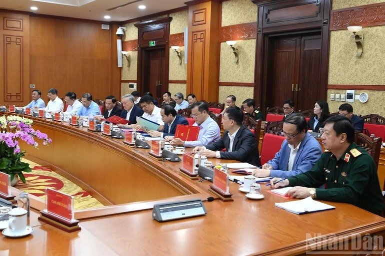 Các đồng chí lãnh đạo và các đại biểu tham dự cuộc họp.