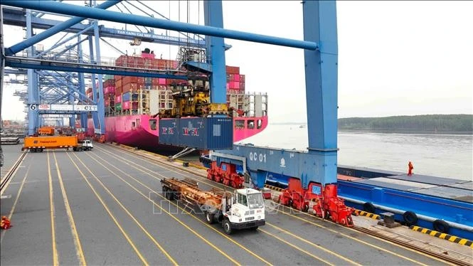 Hoạt động bốc xếp hàng Container tại Cảng Quốc tế Tân Cảng - Cái Mép ở phường Tân Phước, Thị xã Phú Mỹ, tỉnh Bà Rịa - Vũng Tàu.