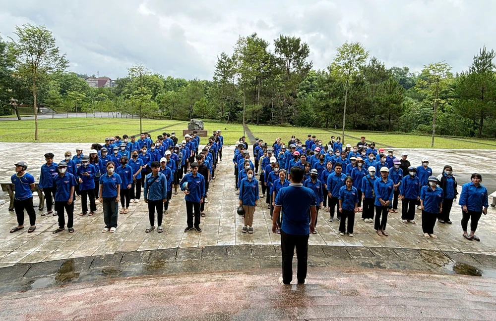 Gần 300 trăm sinh viên Phân hiệu ra quân tình nguyện.jpg