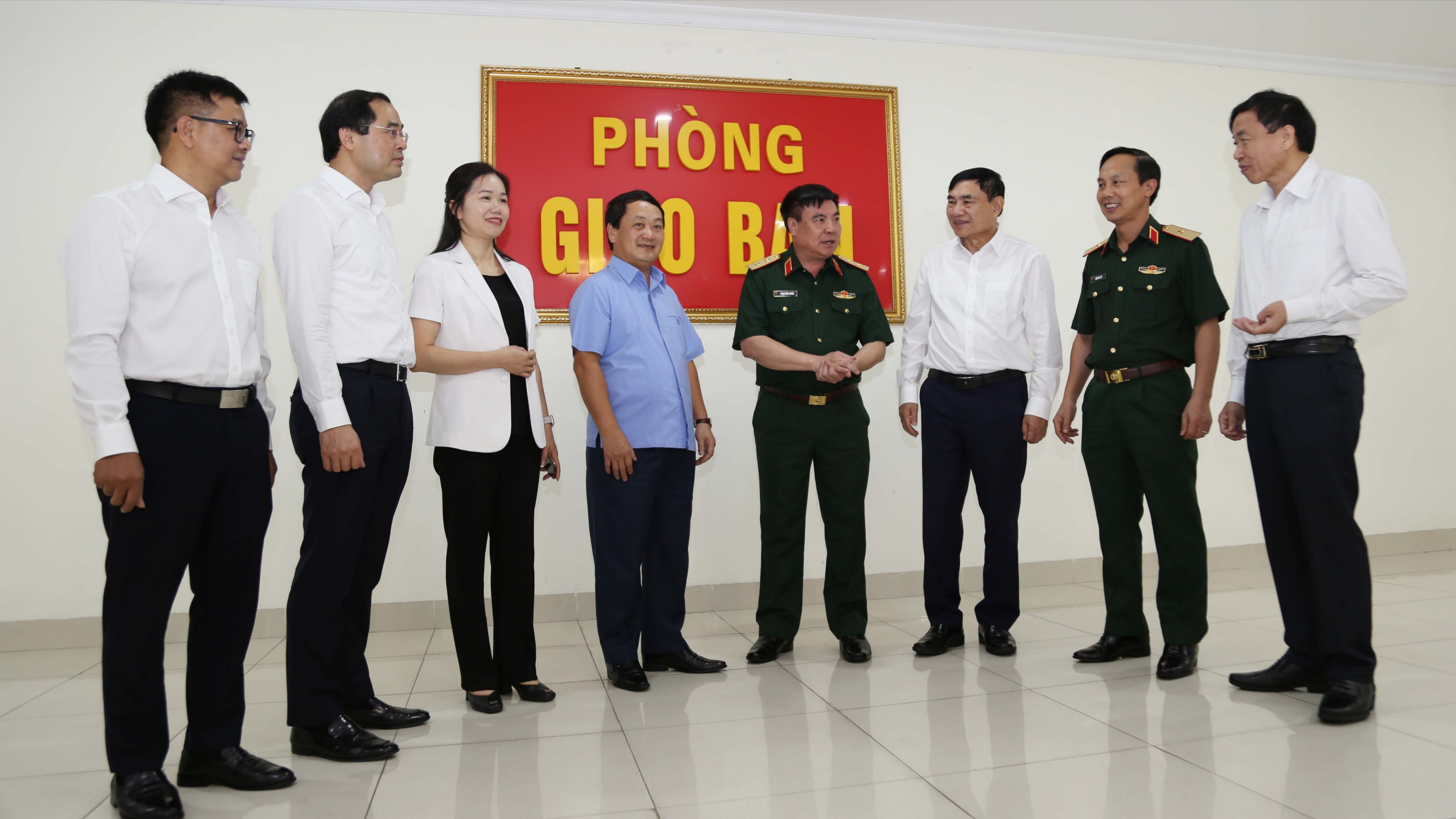 Thủ trưởng Bộ Tư lệnh Quân khu 2 trao đổi với lãnh đạo các tỉnh bên lề hội nghị. 1-1641.jpg