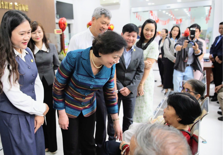 Phó Thủ tướng Phạm Thị Thanh Trà thăm hỏi người dân đến làm thủ tục tại Trung tâm phục vụ hành chính công phường Hải Châu, Đà Nẵng, tháng 11/2025.