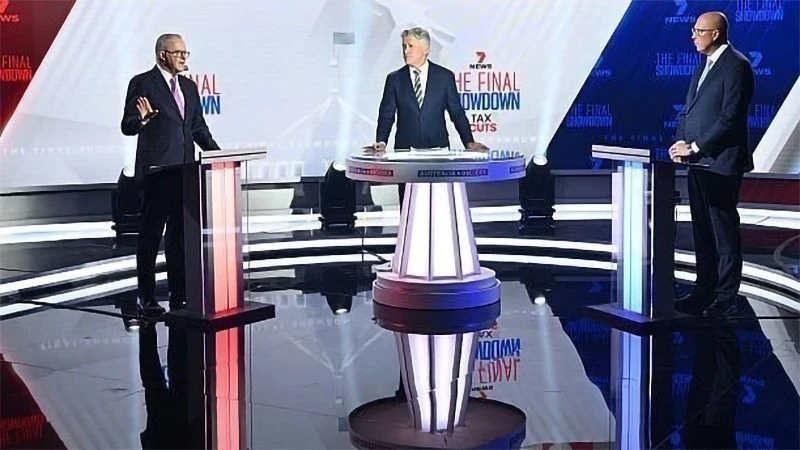 Thủ tướng Australia Anthony Albanese (trái) và lãnh đạo liên đảng đối lập Peter Dutton tại cuộc tranh luận trực tiếp lần thứ 4 ở Sydney, tối 27/4/2025.