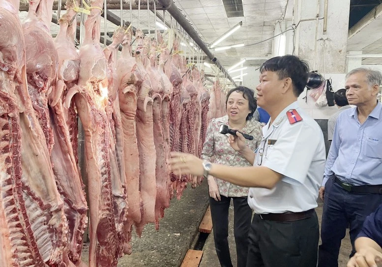 Tăng cường công tác kiểm tra, giám sát, kiểm soát các cơ sở giết mổ nhằm ngăn chặn, phát hiện và xử lý nghiêm các trường hợp thu gom, vận chuyển, đưa sản phẩm động vật không đủ điều kiện ra tiêu thụ trên thị trường.