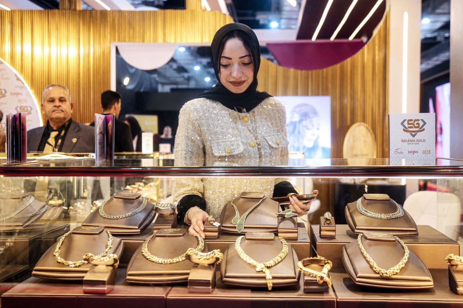 Trang sức vàng được bày bán tại Cairo, Ai Cập.