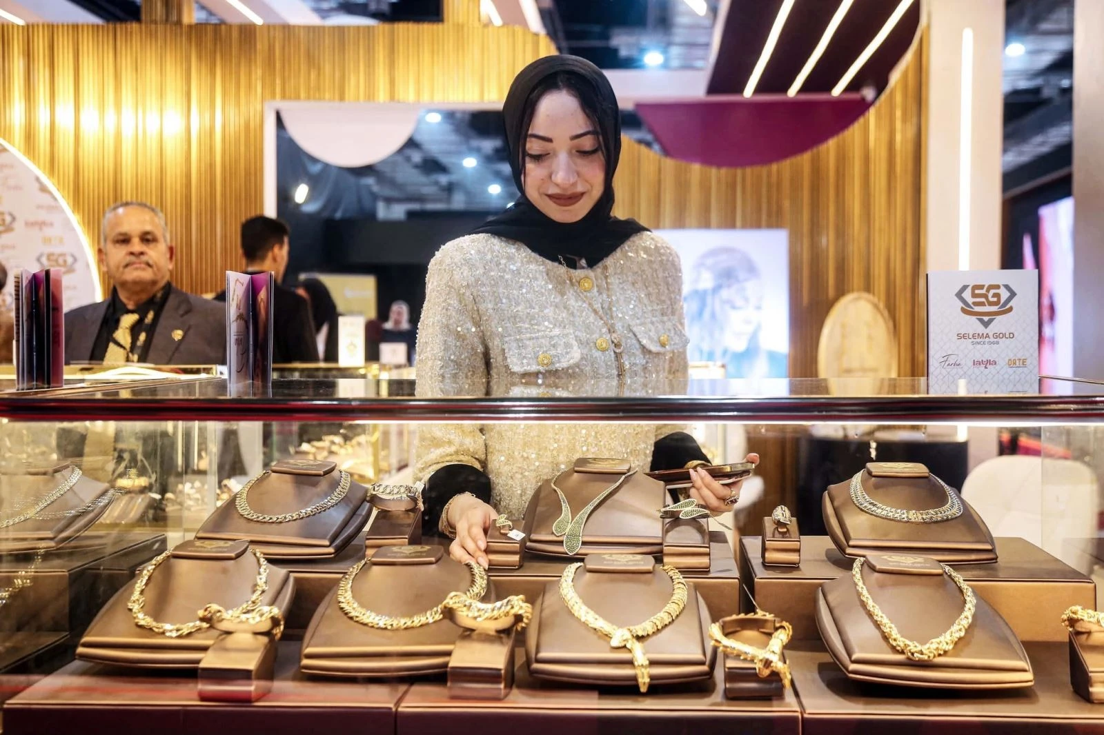 Trang sức vàng được bày bán tại Cairo, Ai Cập.