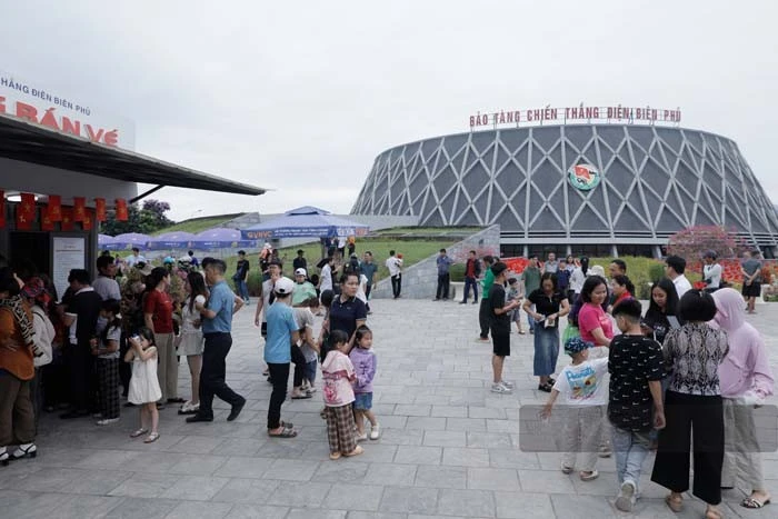 Đông đảo người dân tham quan Bảo tàng Chiến thắng Điện Biên Phủ dịp Kỷ niệm 72 năm Chiến thắng Điện Biên Phủ.