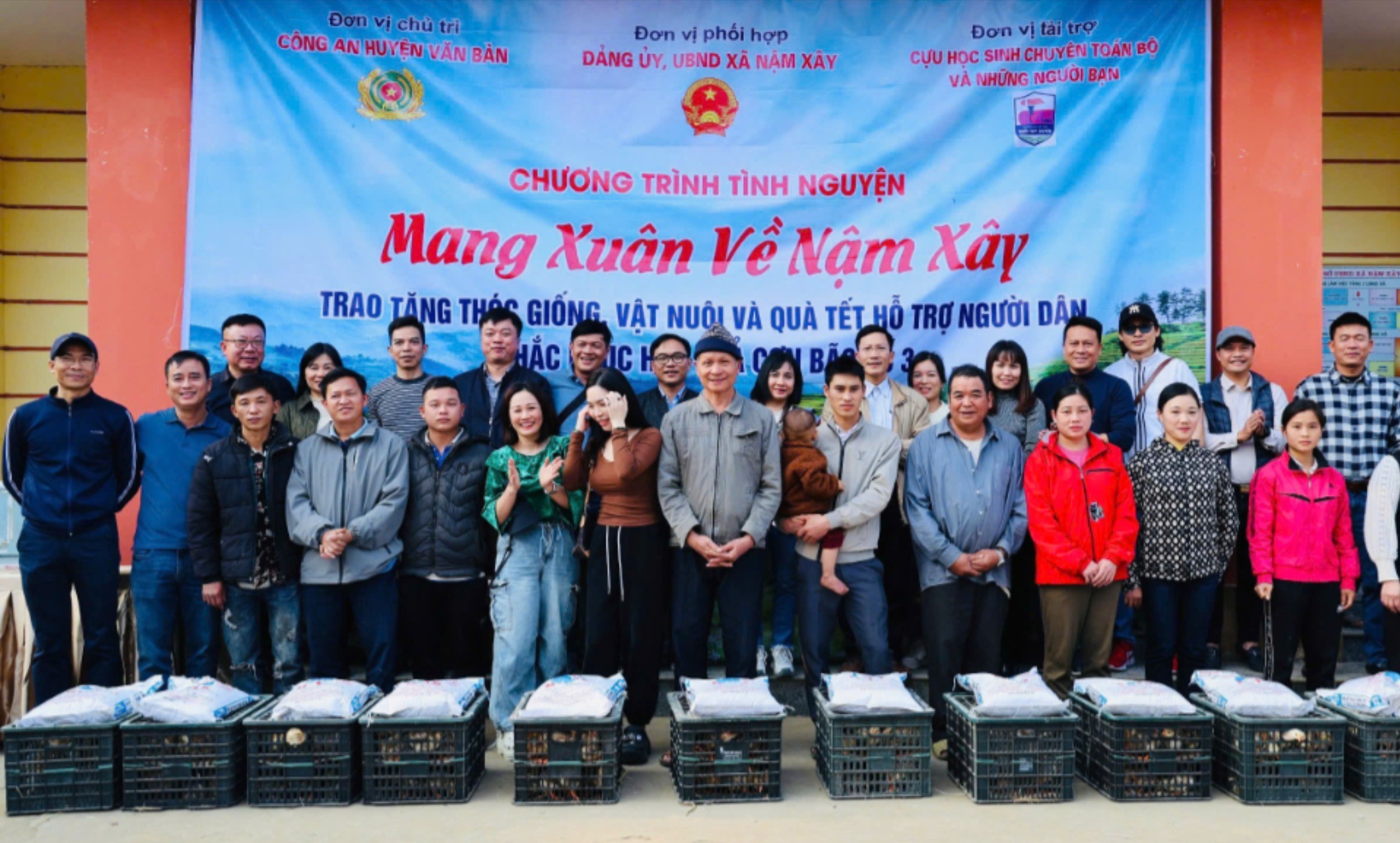 Trao gà giống cho các hộ dân. trao-ga-giong-cho-cac-ho-dan-xa-nam-xay-3936.jpg