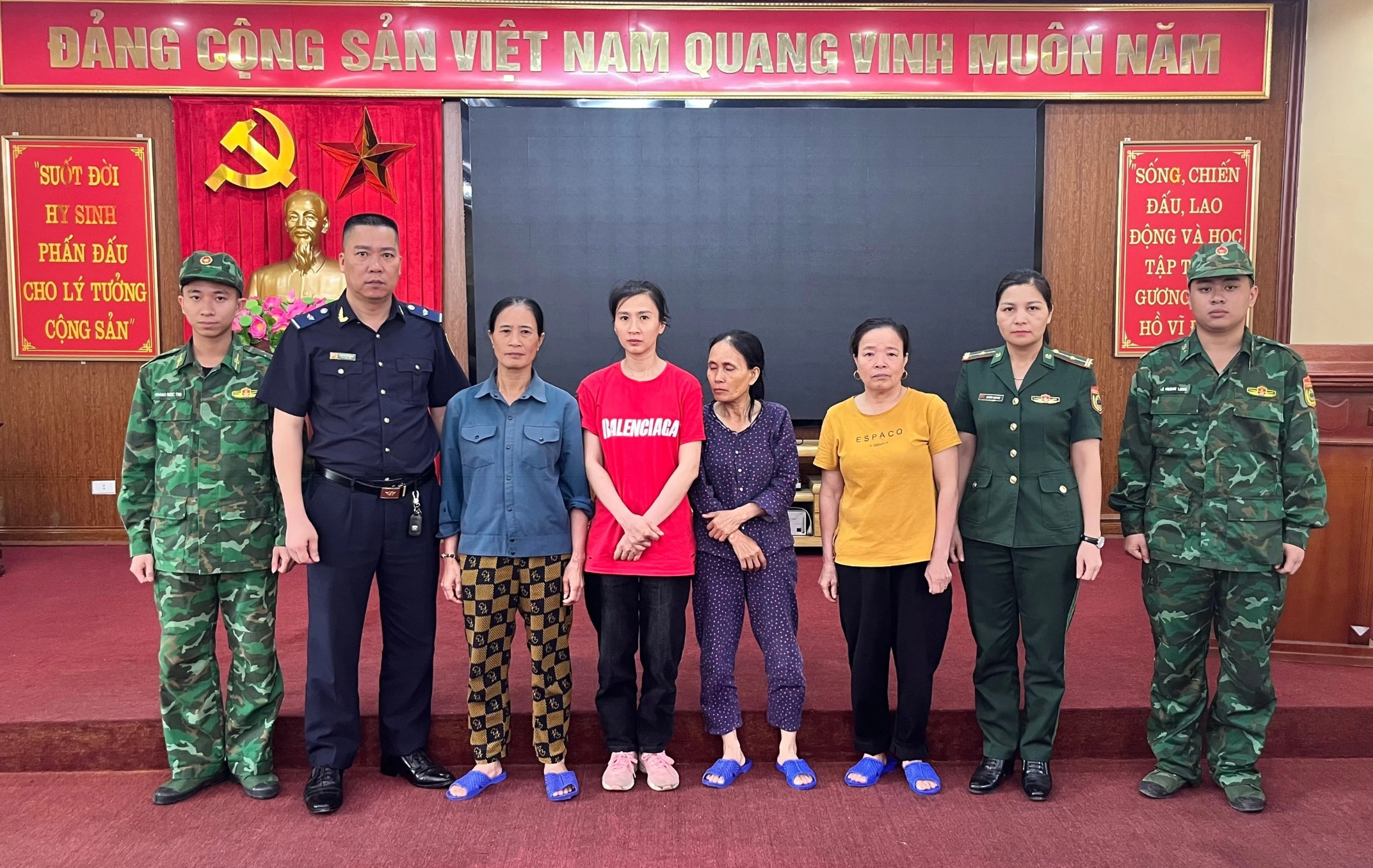 cac-doi-tuong-van-chuyen-ngoai-te-qua-bien-gioi-bi-bat-giu-9042.jpg