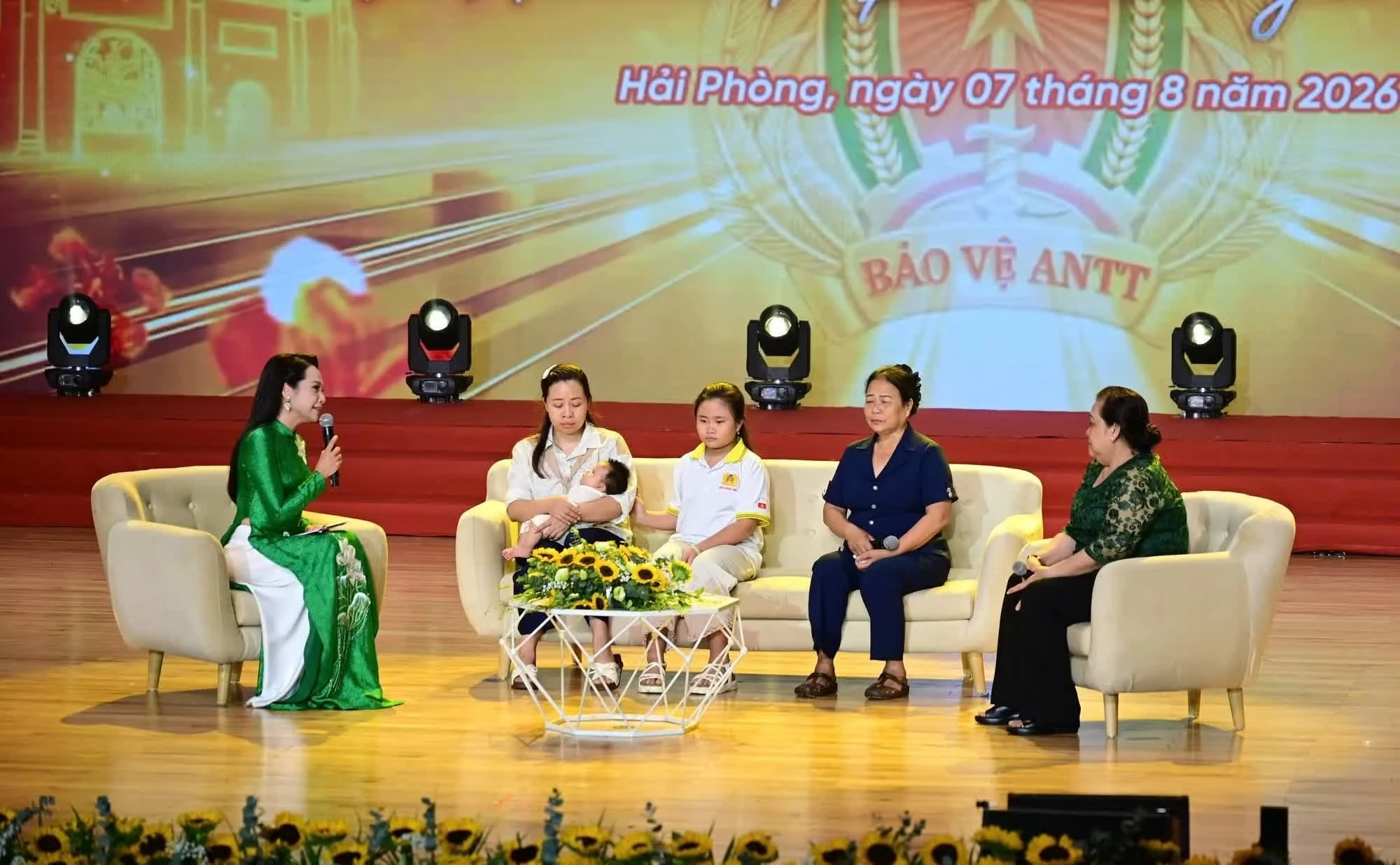 Phần giao lưu đầy xúc động với thân nhân các liệt sĩ Phan Văn Thành và Huỳnh Trí Phúc.