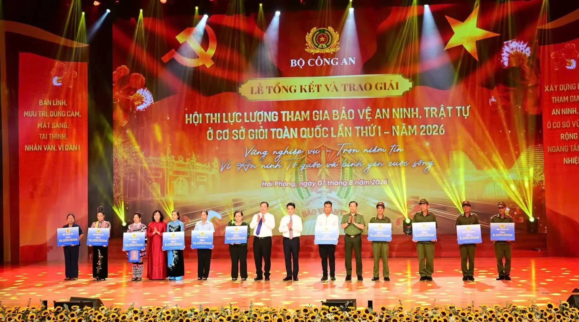 Ban Tổ chức tri ân, tặng quà thân nhân và gia đình các thành viên tham gia bảo vệ ANTT ở cơ sở tiêu biểu.