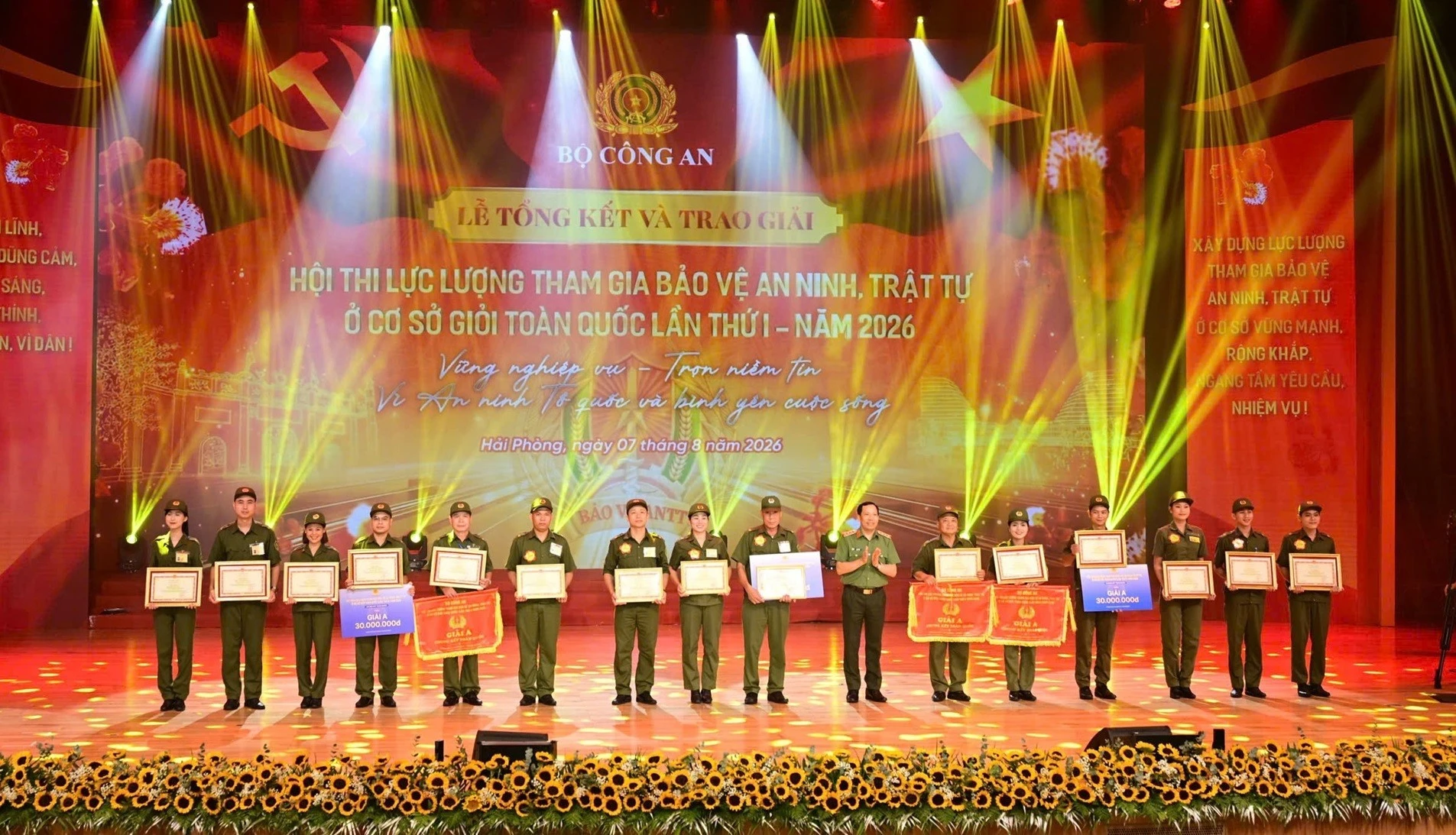 Trao Bằng khen của Bộ Công an tặng các thành viên xuất sắc tham gia Hội thi.