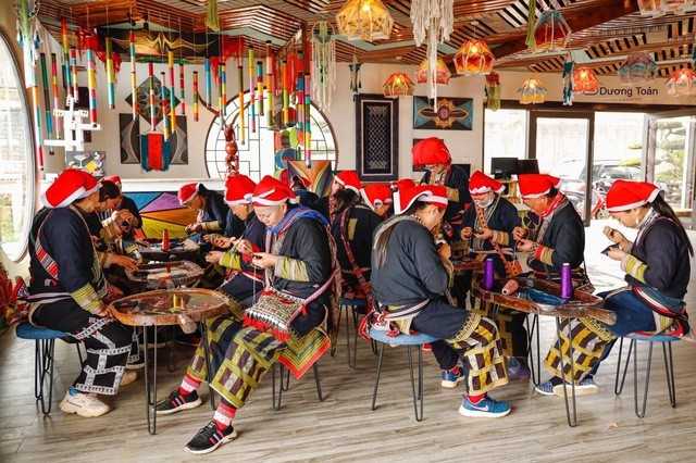 Để phát triển dịch vụ du lịch, phụ nữ người Dao đỏ ở Sa Pa luôn phải cập nhật thông tin để không bị tụt hậu. Để phát triển dịch vụ du lịch, phụ nữ người Dao đỏ ở Sa Pa luôn phải cập nhật thông tin để không bị tụt hậu.
