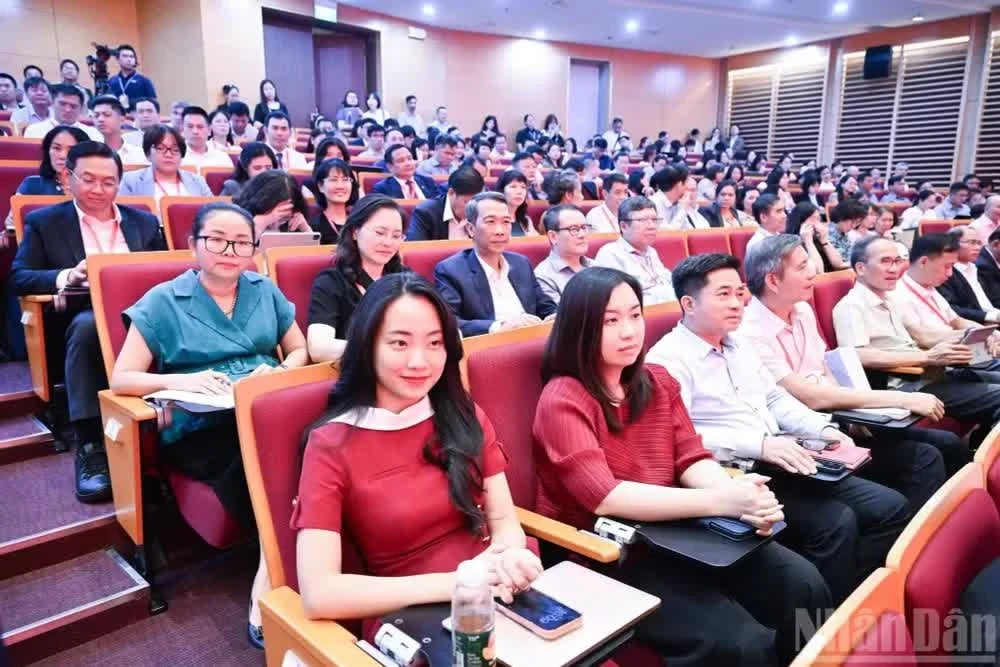 Các Đại sứ, Trưởng Cơ quan đại diện Việt Nam tại nước ngoài và các đại biểu tham dự Lễ bế mạc Hội nghị. (Ảnh: TRẦN HẢI)