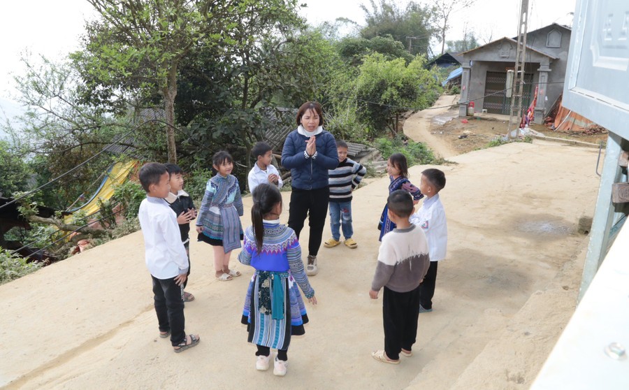 Nhiều giáo viên gắn bó cả thanh xuân với vùng đất khó vì sự nghiệp giáo dục vùng cao Lào Cai. Nhiều giáo viên gắn bó cả thanh xuân với vùng đất khó vì sự nghiệp giáo dục vùng cao Lào Cai.